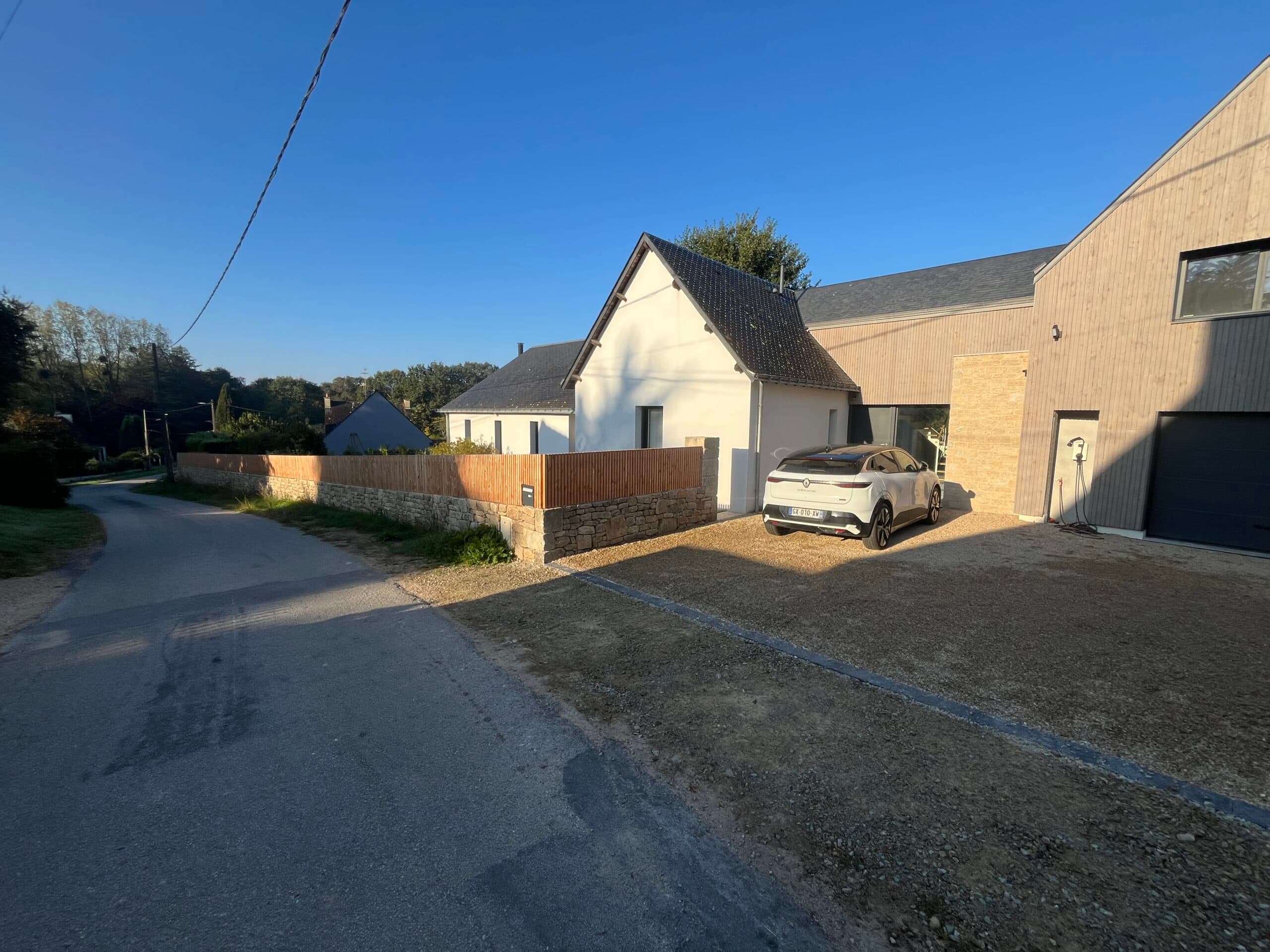 Maison contemporaine isolée en campagne bretonne avec garage accolé, construction neuve par AJY Maçonnerie.