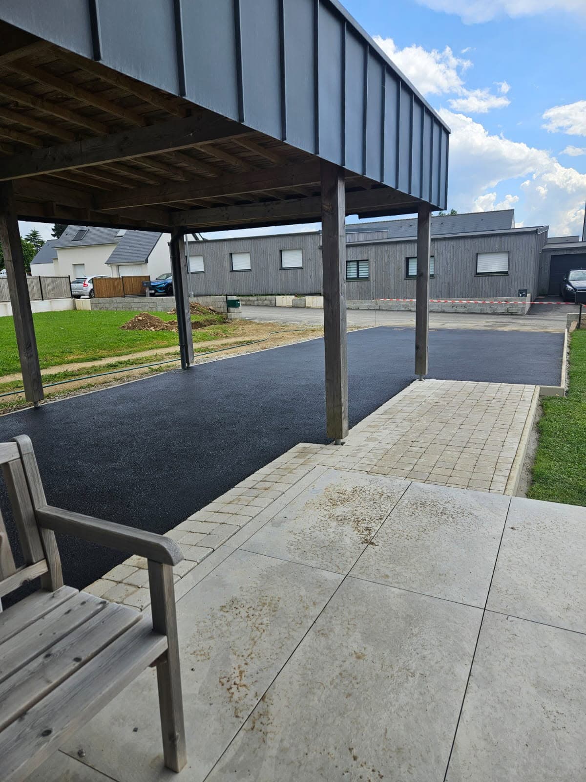 Photo goudron devant maison aménagement extérieur